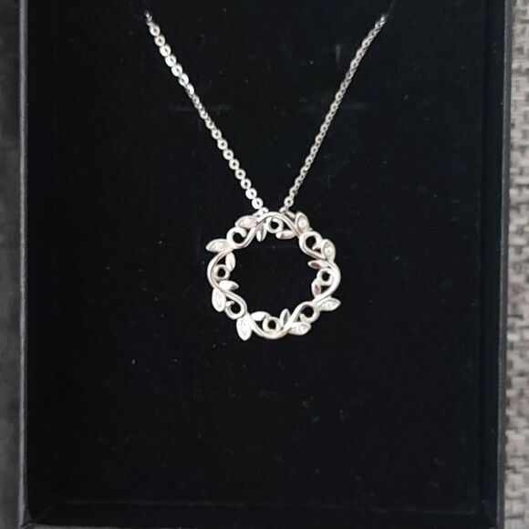 925 Sterling Silver Wreath Necklace - Picture 7 of 9